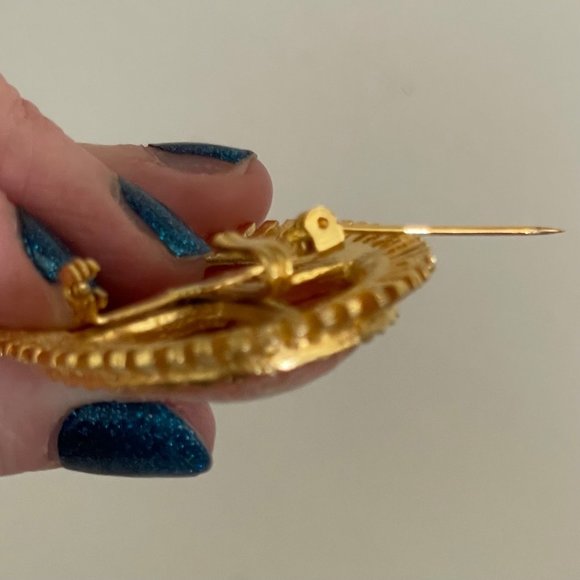 Vintage Style Cameo Brooch Pin Pendant Resin on Goldtone Oval 1.5 in x 2 in - Picture 8 of 9